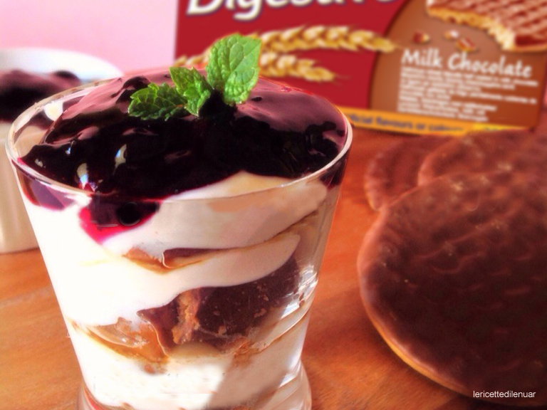Eleonóra joghurtkelyhei Digestive-vel és áfonyaszósszal
